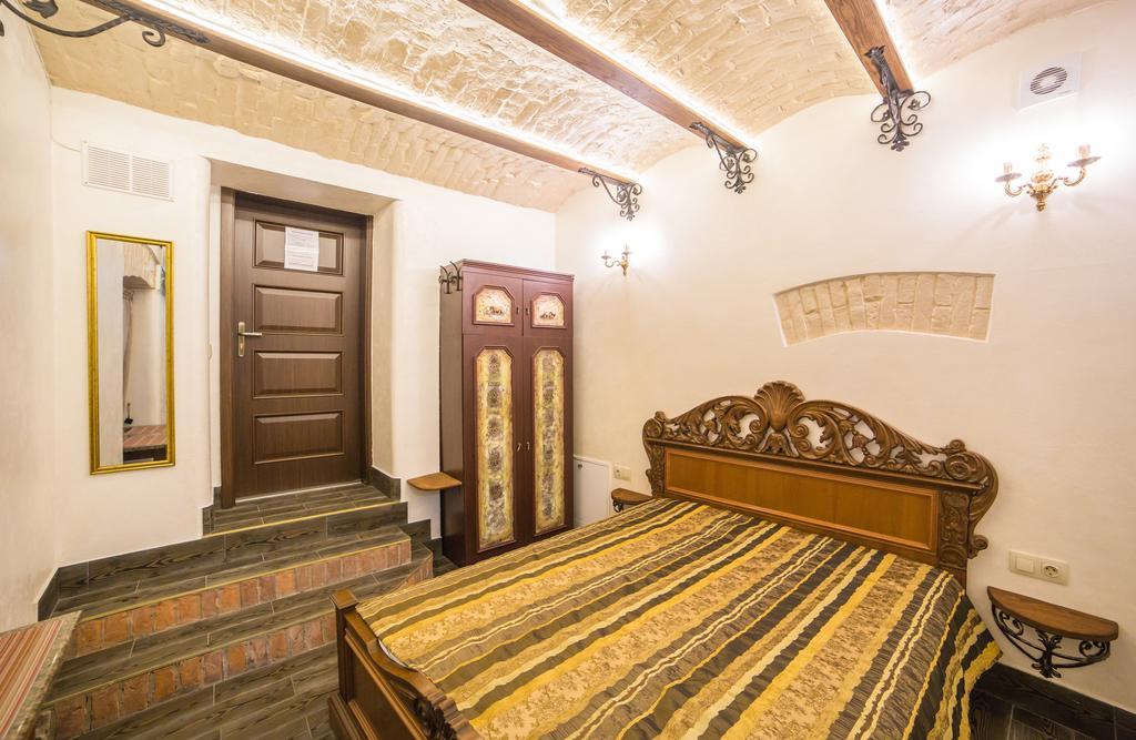 Apartments On Valova 16, On Market Square Lviv Exterior photo